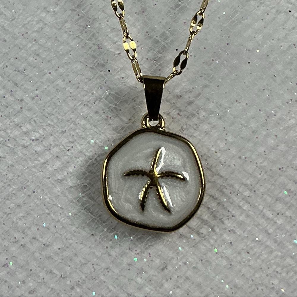 🐚Gold And White Enamel Nautical Starfish Round Pendant Necklace